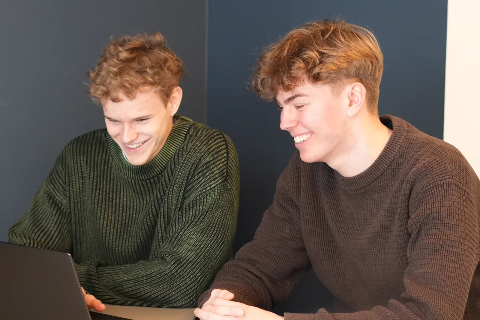 Julius og William fra Sandfuss ved arbejdsbordet