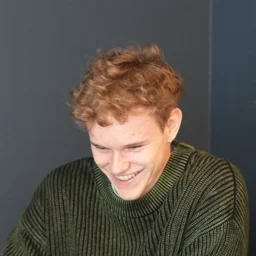 Julius fra Sandfuss ved arbejdsbordet